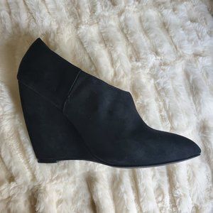 CHARLES BY CHARLES DAVID ILLY MICROSUEDE BOOTIE Size 7